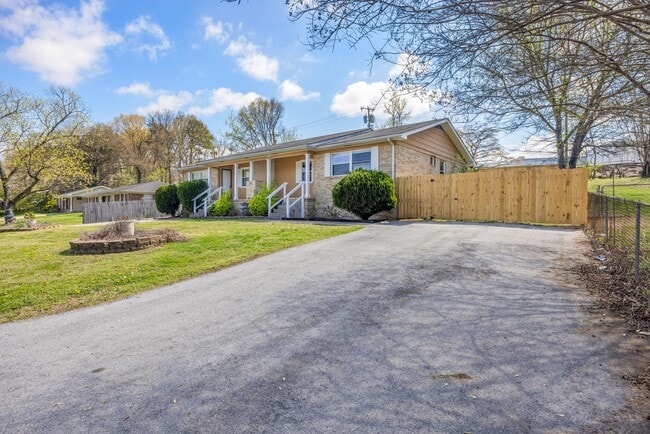 Building Photo - Charming 2 Bedroom in Hixson! Pet Friendly!