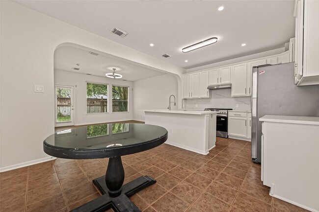 Building Photo - 6118 Breezy Hollow Ln