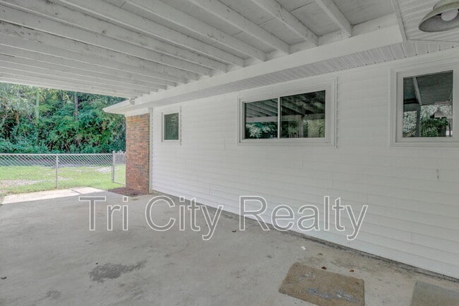 Building Photo - 214 Brooks Rd