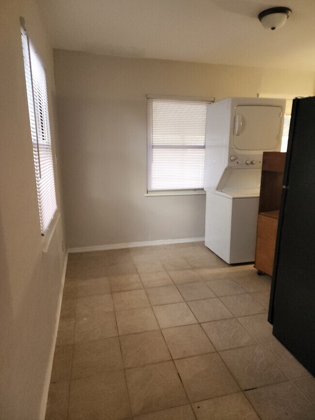 Dining - 504 SW 45th Ave