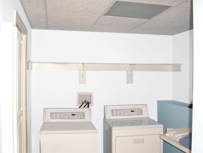 Building Photo - Spacious & Modern 2 bedroom Townhouse with...