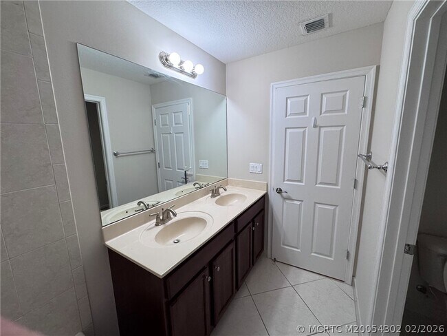 Building Photo - 11239 SW Barton Way