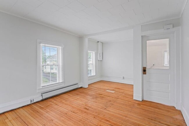 Building Photo - 2 New St