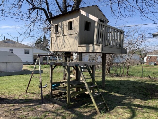 Building Photo - 204 E Fairchild Dr