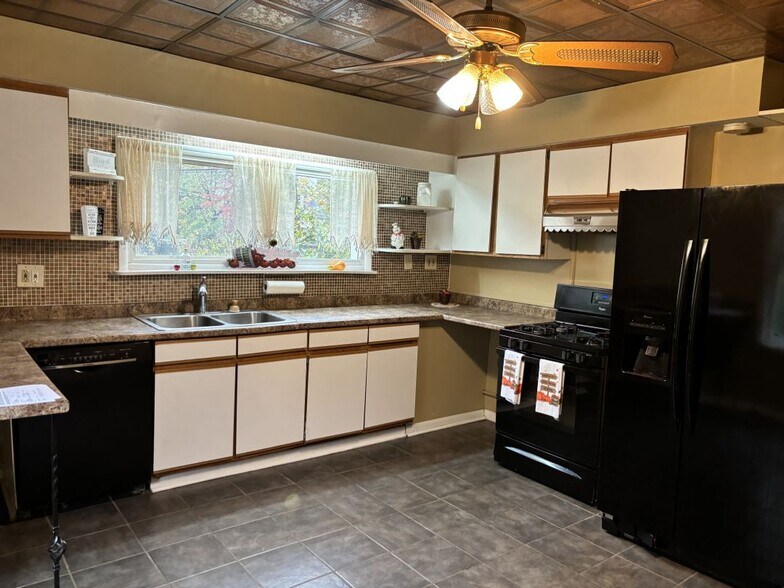 Building Photo - 41 Sylvia Ave