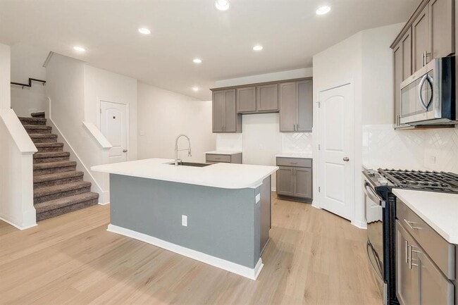 Building Photo - 308 Castlefields St