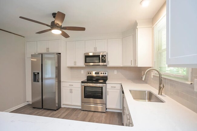 Building Photo - Brentwood Oasis: Newly Renovated 3 Bed, 2 ...