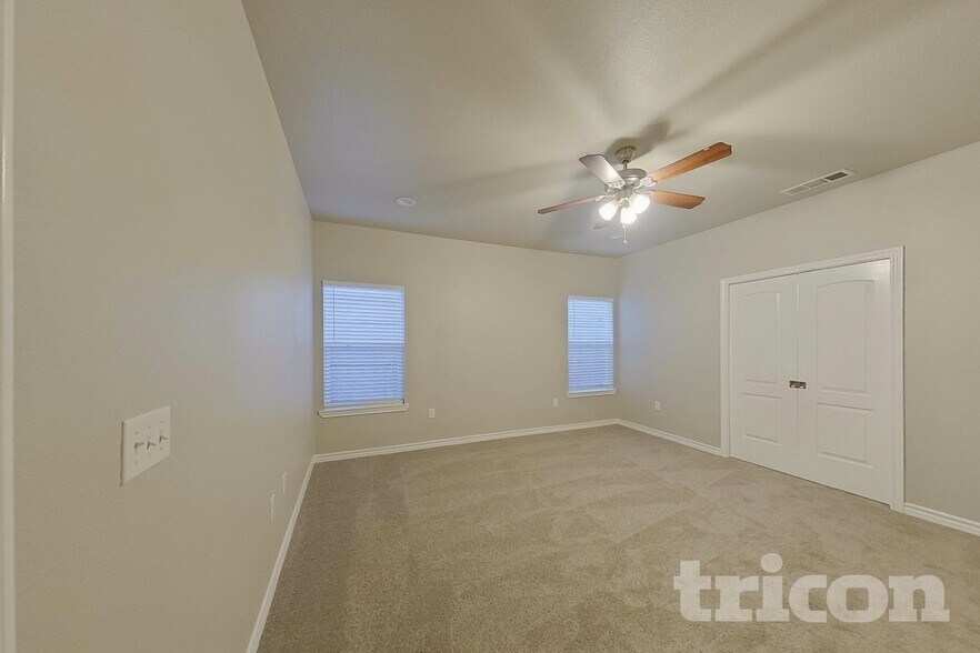 Building Photo - 4825 Freeport Dr