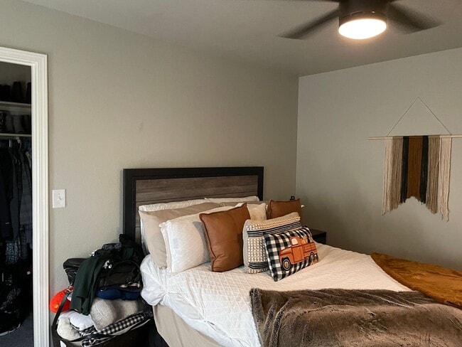 Building Photo - Great 3 bedroom, 2 bath, 2 car garage home...
