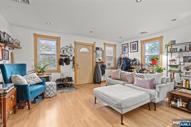 Building Photo - 274 Warren St