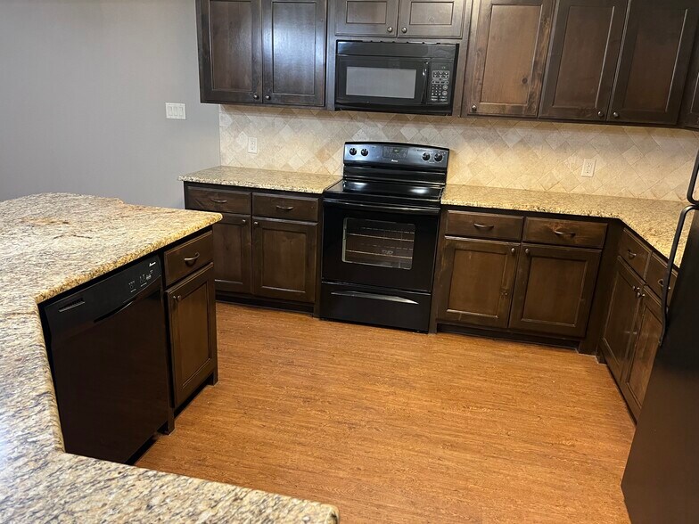 Building Photo - 165 Oakview Ct