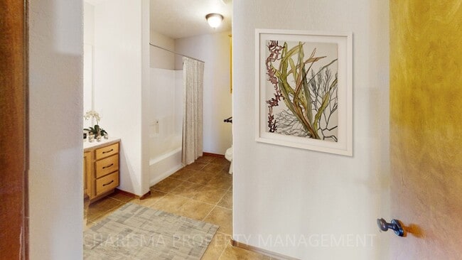 Building Photo - 3 BA, 2 BA TOWNHOME THAT IS SPACIOUS LIKE A HOUSE! AMENITY FILLED!