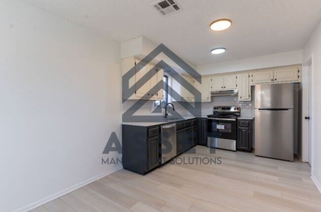 Building Photo - 5 Bedroom House Available Now