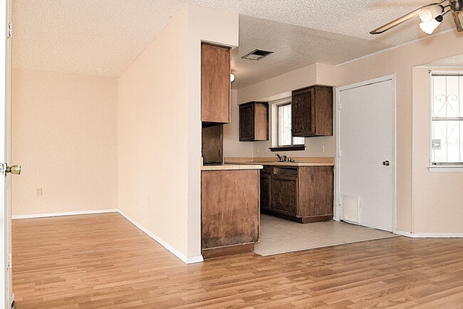 Building Photo - Eastside 3 Bedroom 2 Bath