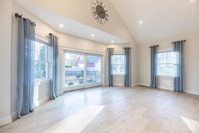 Building Photo - 15 Warren St