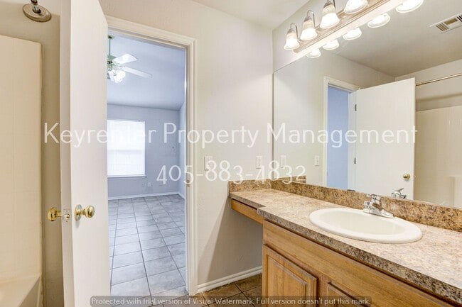 Building Photo - Cute 3BD/2BTH Duplex in Central East Norman!