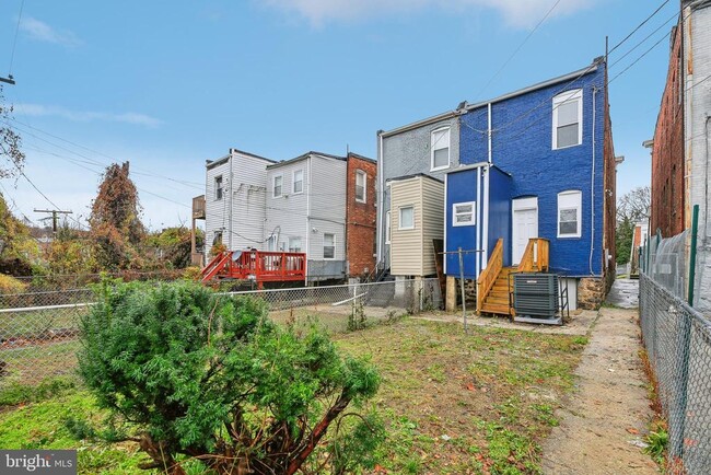 Building Photo - 3041 Belmont Ave