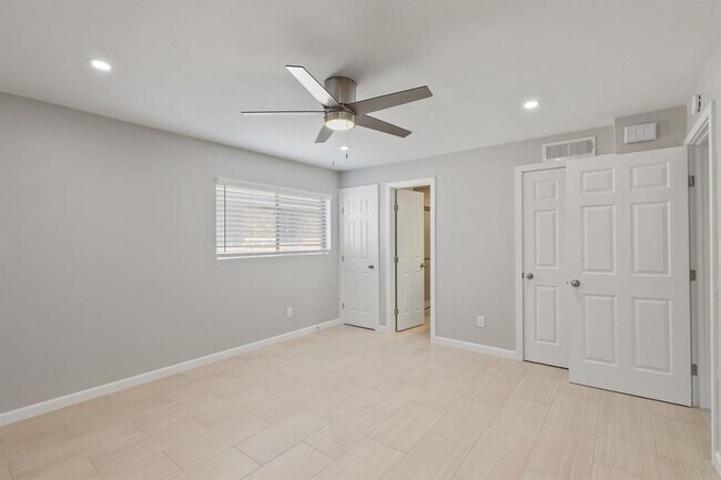 Building Photo - 2121 Fountain View Dr