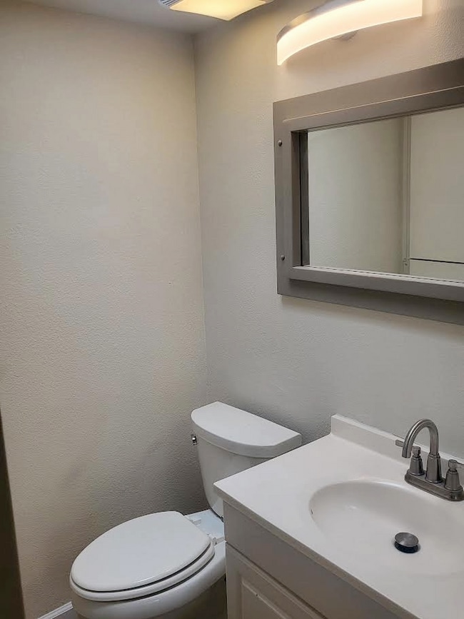 Building Photo - "Chic Palm Springs Retreat: 2BR/2BA"