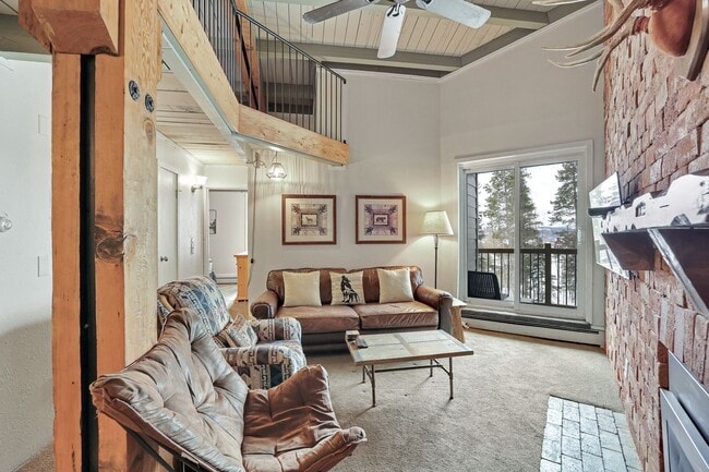 Primary Photo - FREE MONTH RENT w/ 1 Year Lease - 3rd floo...