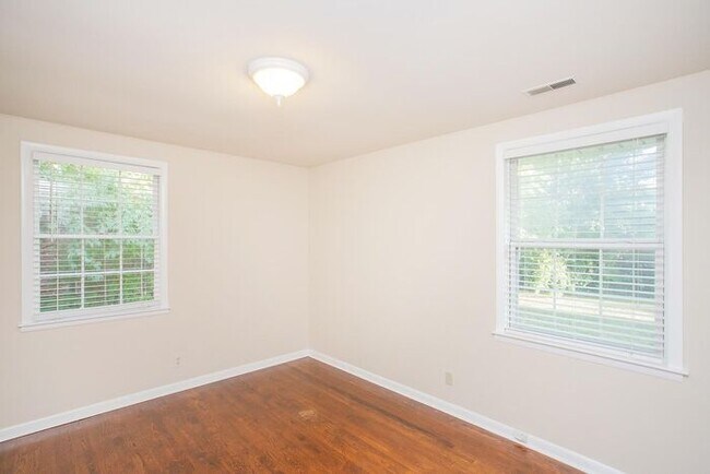 Building Photo - Charming ranch home in Crieve Hall