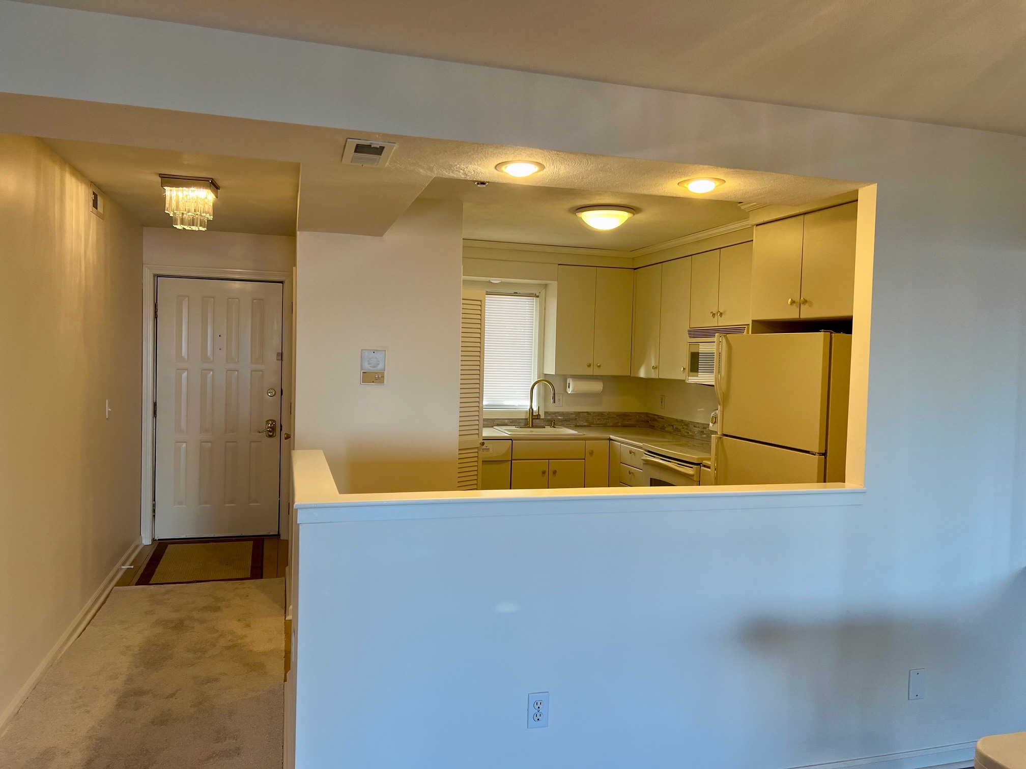 Kitchen/Entryway - 4100 Post Rd