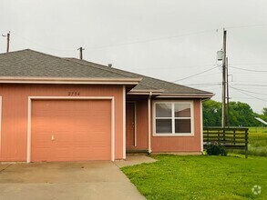 Building Photo - 2 Bed 2 Bath 1 Car Garage Flat Duplex- $30...
