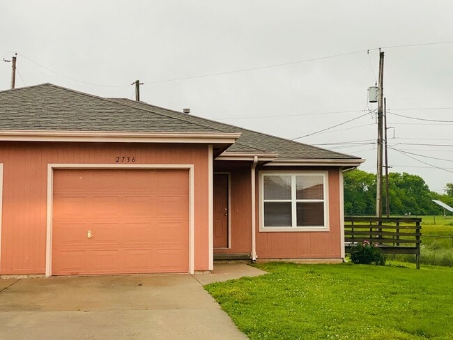 Primary Photo - 2 Bed 2 Bath 1 Car Garage Flat Duplex- $30...