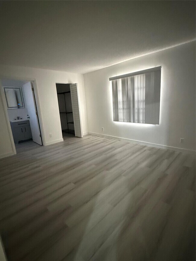 Building Photo - 3037 NW 92nd Ave