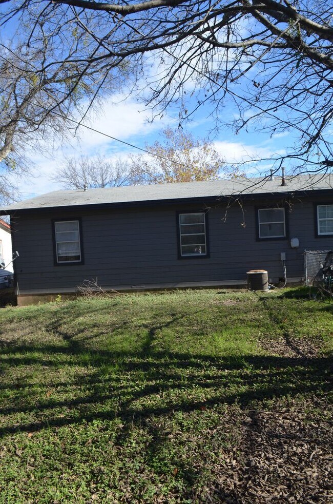 Building Photo - 1008 S 9th St