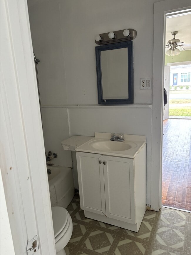 Building Photo - 505 E Main St