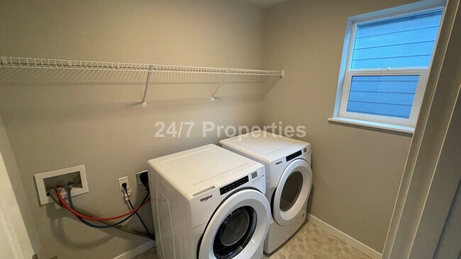 Building Photo - Modern and Stylish 3 BD | 3.5 BA Townhome ...