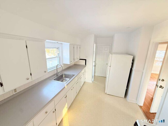 Building Photo - 160 Oakland Pl