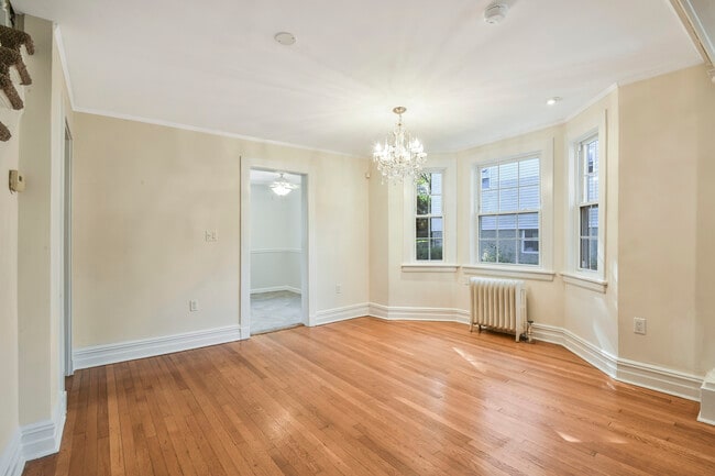 Building Photo - 806 Pelhamdale Ave