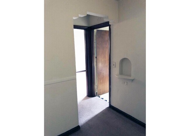 Building Photo - 948 Ludlow Ave