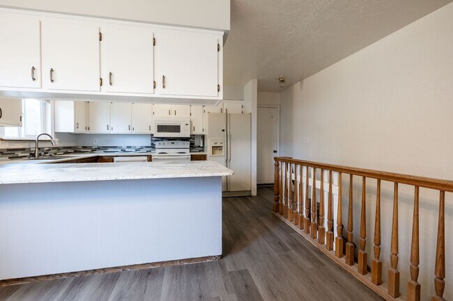 Building Photo - 4 BED 2 BATH HOME WITH BONUS ROOM IN IDAHO...