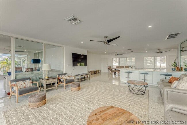 Building Photo - 2717 Yacht Club Blvd