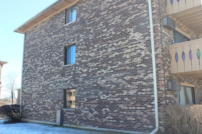 Back Building - 10 Parkside Ct