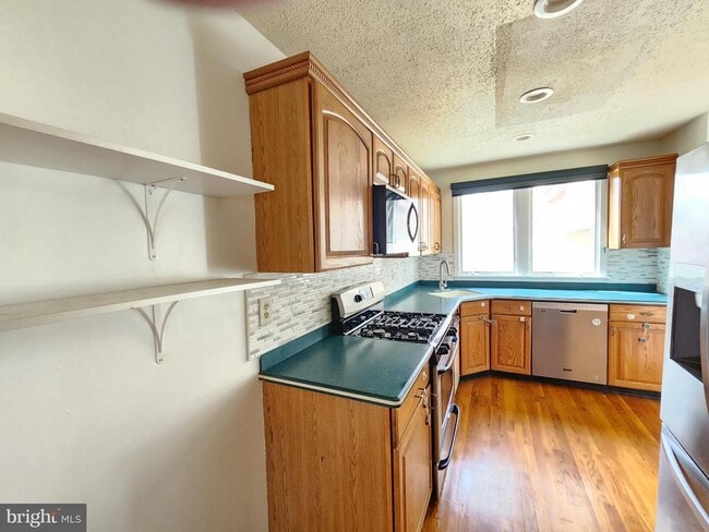 Building Photo - 254 Sayre Dr
