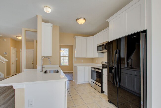 Building Photo - 3 Bed, 2.5 Bath Home Conveniently Located ...