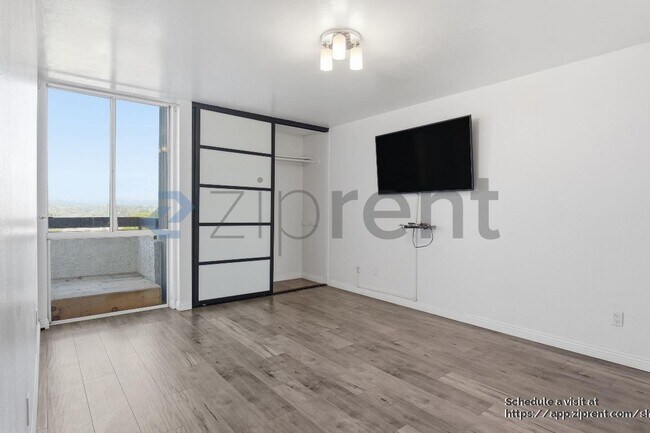 Building Photo - 4295 Vía Arbolada