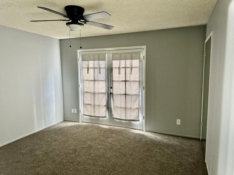 Spacious master bedroom - 2832 E Waltann Ln