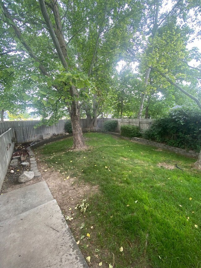 Building Photo - 3 Bed, 2 Bath,  Single Story, CUL-D-SAC Ho...