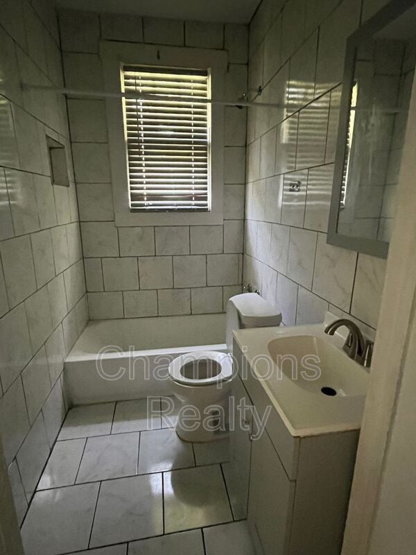 Building Photo - 2509 Schaul St