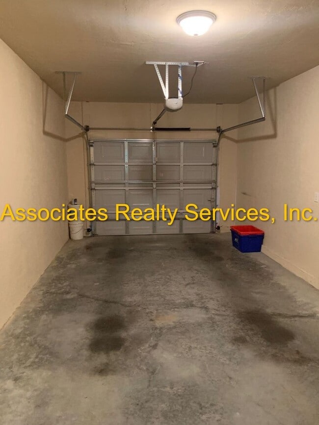 Building Photo - Sublease!   Lovely End Unit in Villas of West End LOOK!