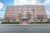 Building Photo - 467 Valley St