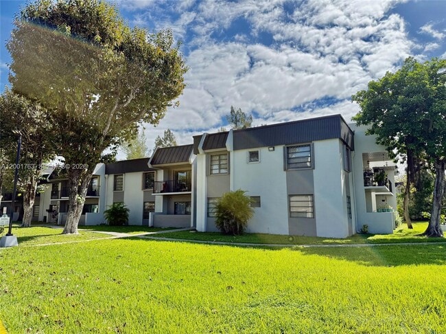 Building Photo - 10403 N Kendall Dr