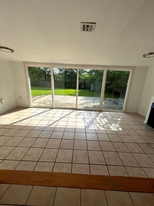 Building Photo - Beautiful Home Close to Tara in Mid City