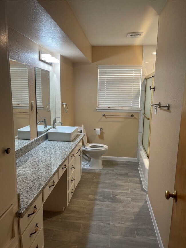 Building Photo - 4031 Martinshire Dr