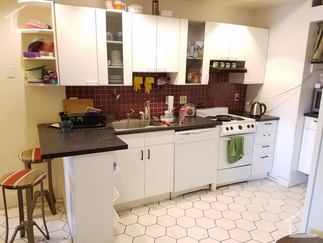 Primary Photo - Awesome location three bedroom in Allston